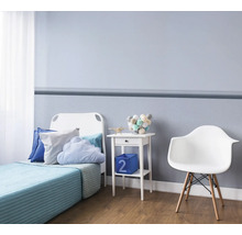 Kinderzimmer mit Bett, Nachttisch und Stuhl