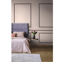 Helles Schlafzimmer mit Bett, Nachttisch und Wandpaneelen