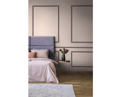 Chambre lumineuse avec lit, table de chevet et panneaux muraux