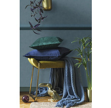 Scène décorative avec tabourets, coussins et jeté pour la décoration intérieure