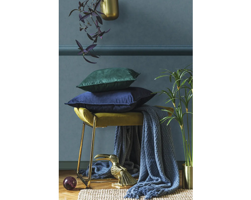 Scène décorative avec tabourets, coussins et jeté pour la décoration intérieure