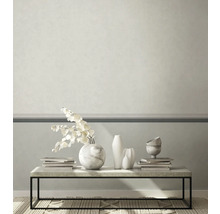 Salon décoratif avec table basse, vases et livres