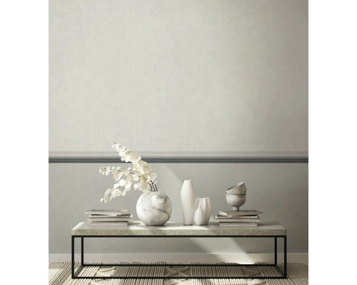 Salon décoratif avec table basse, vases et livres