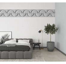 Schlafzimmer mit Bett, Nachttisch, Stehlampe, Zimmerpflanze und Wandpaneelen