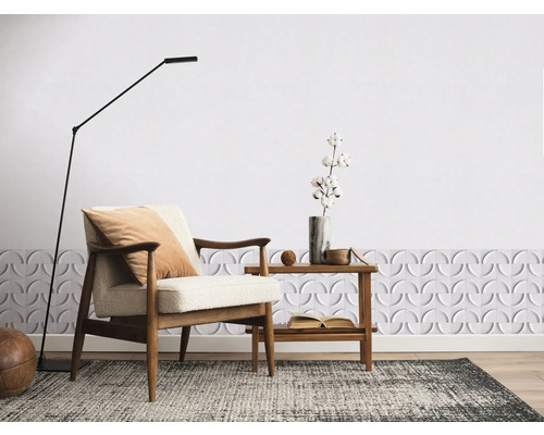 Helles Zimmer mit Sessel, Stehlampe und dekorativer Wandverkleidung
