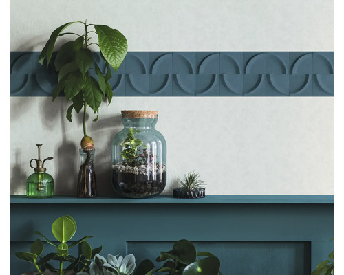 Wandgestaltung mit Zierfliesen und Pflanzenarrangements im Innenraum.