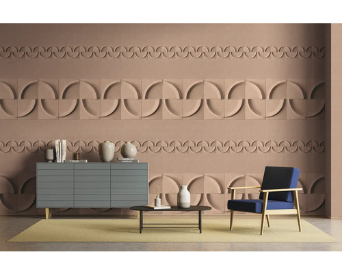 Wohnzimmer mit Wandpaneelen, Kommode, Sessel und Couchtisch