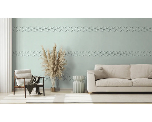 Helles Wohnzimmer mit Sofa, Sessel, Beistelltisch und Wanddekoration