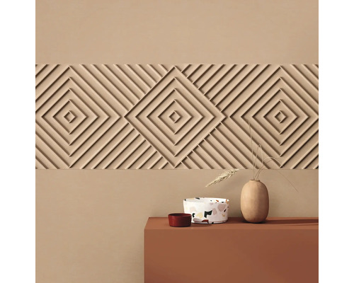 Panneaux muraux décoratifs avec motif géométrique en losanges au-dessus d''un meuble avec vases et bols