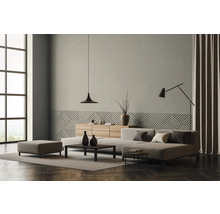 Wohnzimmer mit Sofa, Couchtisch, Kommode, Lampe und Dekoration