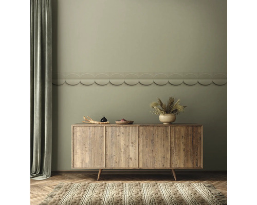 Wohnzimmer mit Holzkommode, Dekoration und Teppich