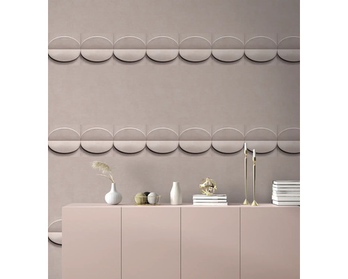 Wandgestaltung mit halbkreisförmigen Zierelementen über einem Sideboard mit Dekorationsgegenständen.