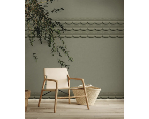Einrichtungsszene mit einem Stuhl, einem Korb und dekorativen Wandfliesen in einem Wohnraum.