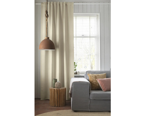 Salon avec rideau, stores vénitiens, lampe et canapé