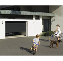 Modernes Wohnhaus mit Garage, Garagentor, Haustür, spielenden Kindern und Hund