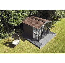 Gartenhaus mit Terrasse und Hängesessel auf einer Rasenfläche