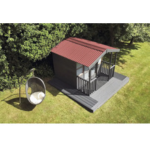 Gartenhaus mit Terrasse und Hängesessel auf einer grünen Rasenfläche