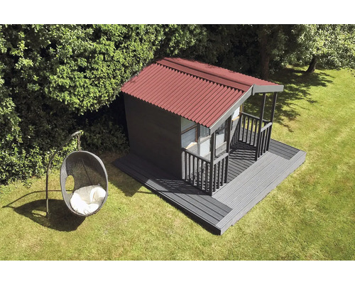 Gartenhaus mit Terrasse und Hängesessel auf einer grünen Rasenfläche