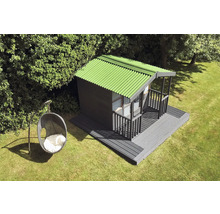 Gartenansicht mit Gartenhaus, Veranda und Hängekorb auf Rasenfläche