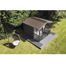 Gartenhaus mit Terrasse und Hängesessel auf Rasenfläche