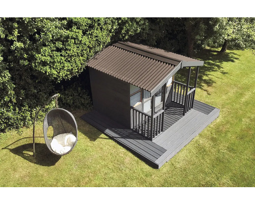 Gartenhaus mit Terrasse und Hängesessel auf Rasenfläche