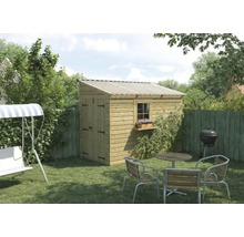 Gartenszene mit Holzgartenhaus, Gartenmöbeln und Grill