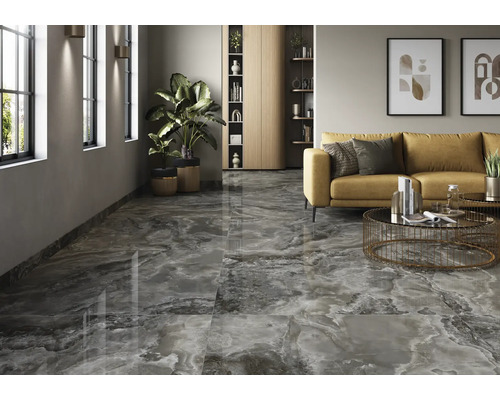 Salon avec carrelage brillant imitation marbre, canapé et décorations