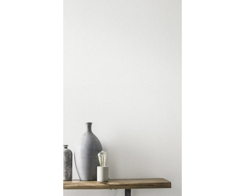 Vases décoratifs et une lampe sur une table en bois