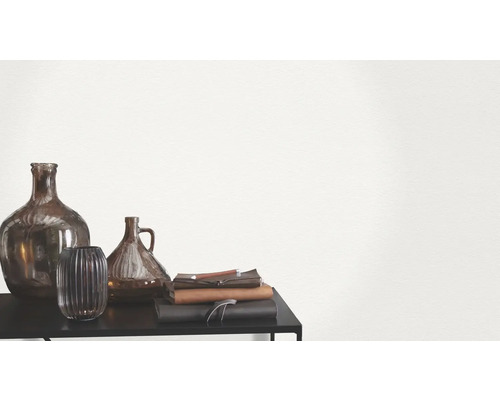 Vases décoratifs en verre et carnets sur une table