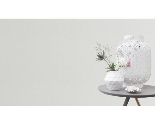 Dekorative Szene mit Tisch, Vase, Blumen und Laterne