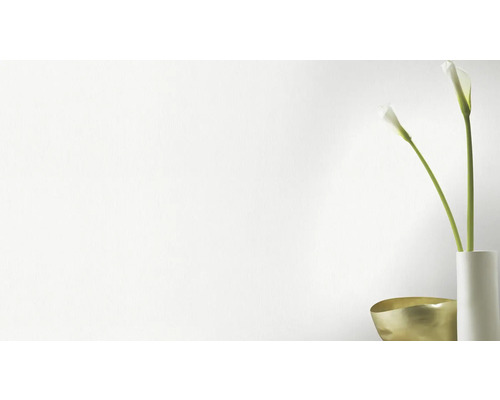 Dekorative Szene mit Aronskelchen in einer Vase und einer Schale