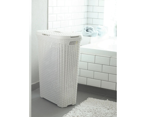 Weißer Wäschekorb aus Kunststoff mit Deckel im Badezimmer