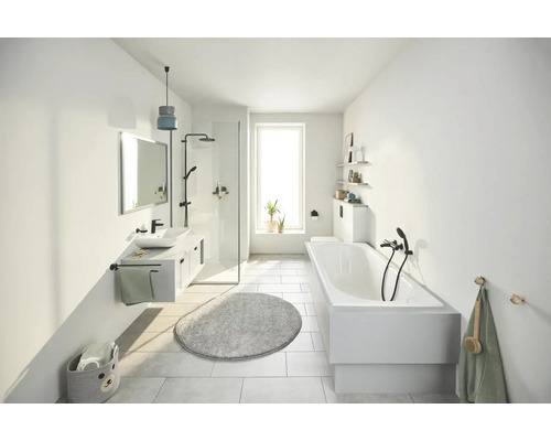 Helles Badezimmer mit Waschbecken, Spiegel, Badewanne und Dusche