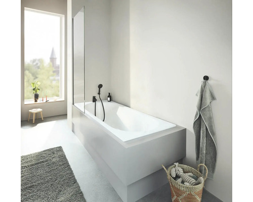 Helles Badezimmer mit Badewanne, Duschabtrennung und Handtuch