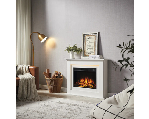 Wohnzimmer mit Elektrokamin, Stehlampe, Sofa und Dekorationen