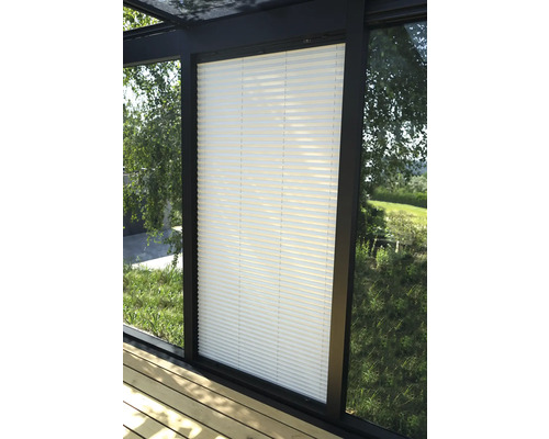 Store plissé fermé à la fenêtre