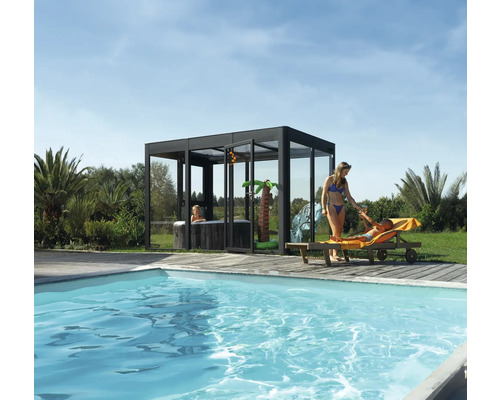 Szene mit einem Pool, einem Whirlpool unter einem Pavillon, einer Frau und einem Kind auf einer Liege