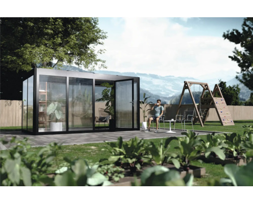 Moderne Gartenlandschaft mit Gewächshaus, Sitzgruppe und Kinderspielplatz