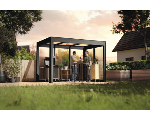 Pergola avec deux hommes dans le jardin buvant un verre. Des meubles de barbecue et des parterres de jardin surélevés sont également visibles.