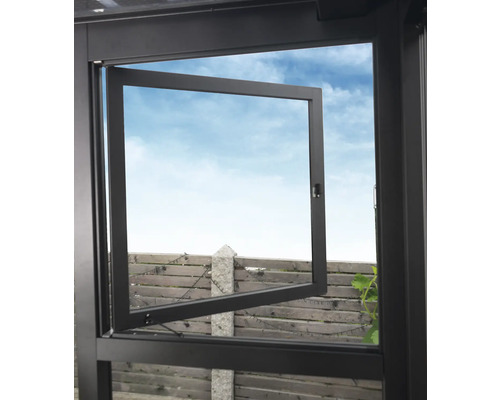 Fenêtre ouverte donnant sur une clôture en bois et un ciel bleu