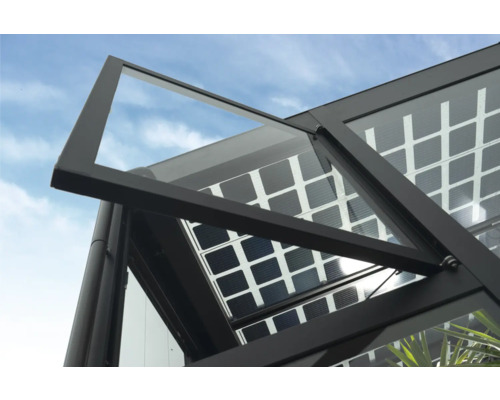 Gros plan d''une serre avec des cellules solaires pour la production d''énergie.