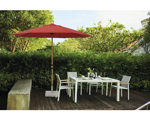 Scène de jardin avec parasol rouge, table de jardin et chaises sur une terrasse