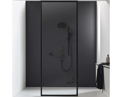 Schwarze Duschkabine mit Duschkopf und Armaturen