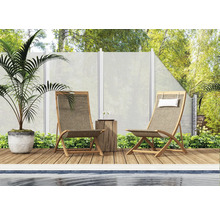 Gartenszene mit zwei Holzliegestühlen, Holzhocker und Sichtschutzzaun auf einer Holzterrasse am Pool