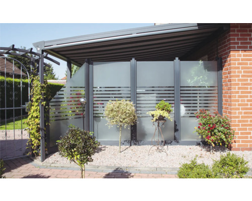 Überdachte Terrasse mit Sichtschutzwand und dekorativen Pflanzen