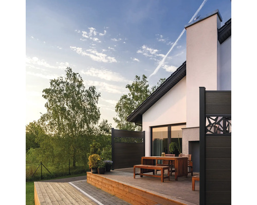 Terrasse avec plancher en bois, table à manger et clôture d''intimité