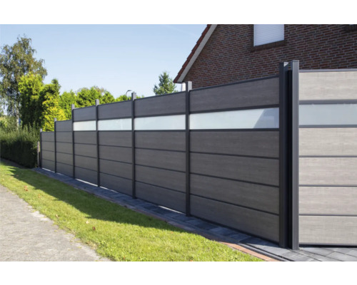 Sichtschutzzaun mit Glaselementen und moderner Optik zur Grundstücksbegrenzung.