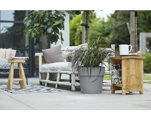 Terrassenszene mit Sitzgelegenheiten, Beistelltisch und Topfpflanze