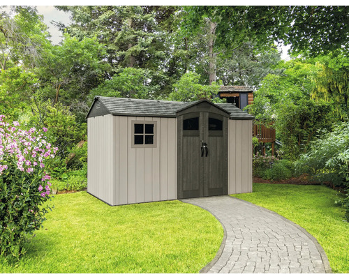 Abri de jardin avec double porte sur pelouse