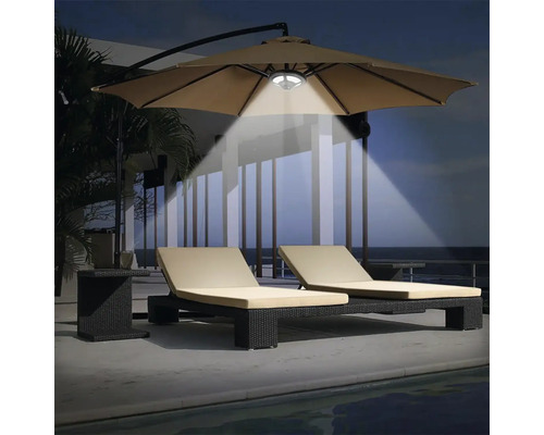Scène avec deux chaises longues sous un parasol éclairé pour l''extérieur